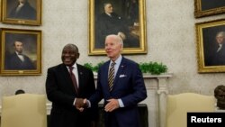 FILE: U.S. President Joe Biden greets South Africa's President Cyril Ramaphosa in the Oval Office at the White House in Washington. Taken Sept.16, 2022. 