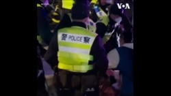 上海警方拘捕抗议者 数十人被抓上大巴带走