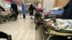 Các bệnh nhân cao tuổi được truyền dịch trong khu vực phong tỏa tại một bệnh viện ở Bắc Kinh vào ngày 31/12/2022. 