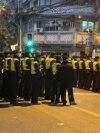 Policajci se okupljaju na mjestu gdje je održan protest protiv COVID-19 mjera, Kina, 27. novembra 2022. REUTERS/Josh Horwitz