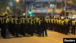 Policajci se okupljaju na mjestu gdje je održan protest protiv COVID-19 mjera, Kina, 27. novembra 2022. REUTERS/Josh Horwitz
