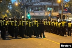 中国当局在上海市民举行抗议活动的乌鲁木齐路集结大量警力。（2022年11月27日）