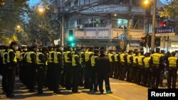 中国当局在上海市民举行抗议活动的乌鲁木齐路集结大量警力。（2022年11月27日）