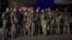 Nan foto sa a ke Biwo Prezidans Ikren nan pataje ak lapres, solda Ikrenyen yo poze pou yon foto ak Prezidan Volodymyr Zelenskyy (mitan) pandan yon vizit li te fe nan Sloviansk, rejyon Donbas, Ikren, 6 Desanm, 2022. 