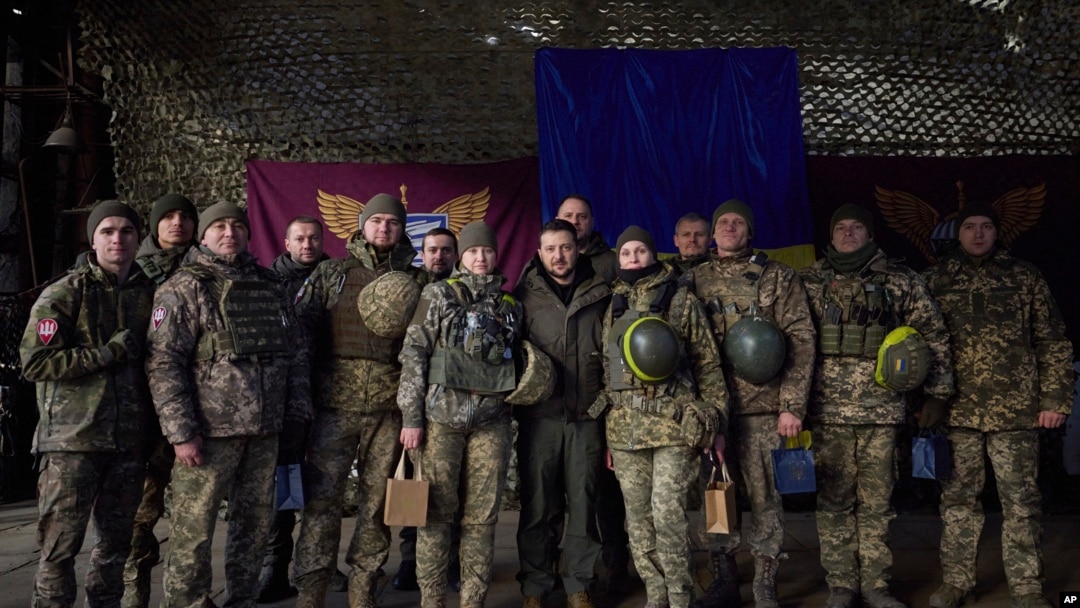 Nan foto sa a ke Biwo Prezidans Ikren nan pataje ak lapres, solda Ikrenyen yo poze pou yon foto ak Prezidan Volodymyr Zelenskyy (mitan) pandan yon vizit li te fe nan Sloviansk, rejyon Donbas, Ikren, 6 Desanm, 2022. 