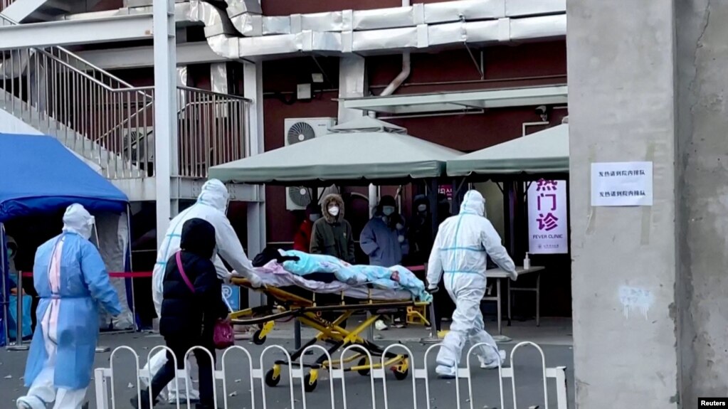 北京朝阳医院员工在运送病人。（2022年12月13日）(photo:VOA)