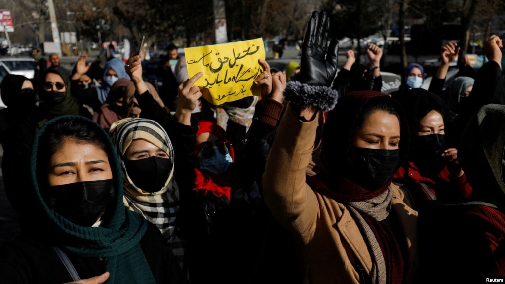 2022年12月22日，喀布尔，阿富汗妇女高喊口号，抗议塔利班对妇女关闭大学。(photo:VOA)