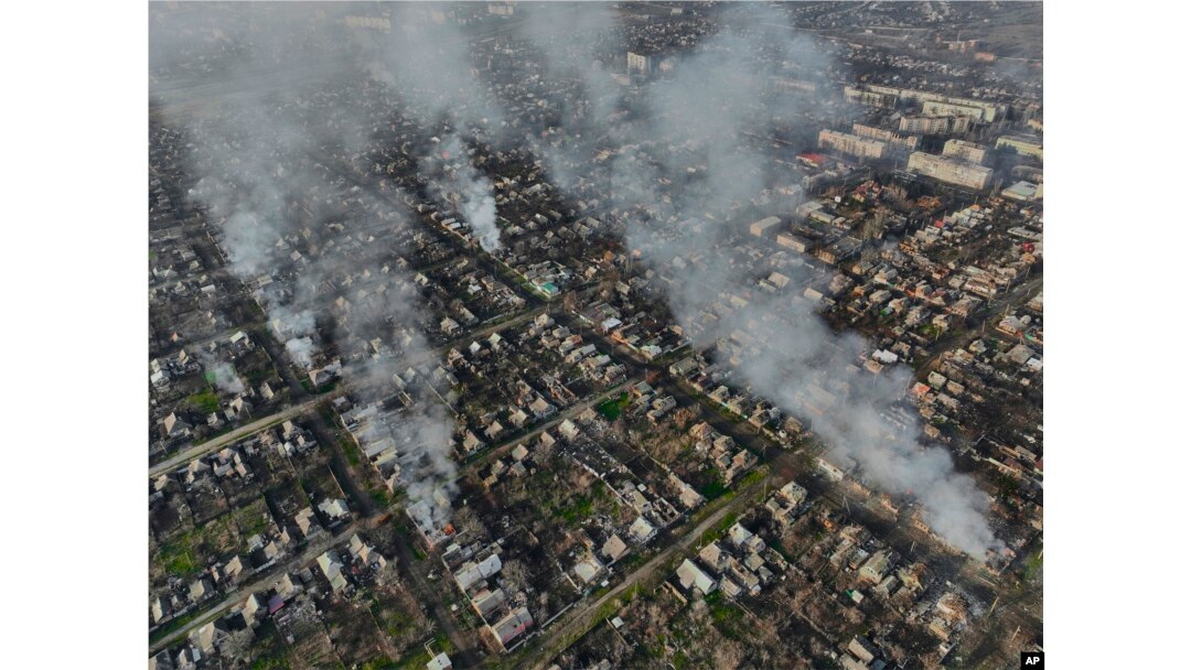 Asap mengepul setelah serangan Rusia di pinggiran Bakhmut, Ukraina, Selasa, 27 Desember 2022. (Foto: AP/Libkos)