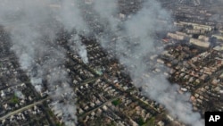 El humo es visible después de los ataques rusos en las afueras de Bakhmut, Ucrania, el 27 de diciembre de 2022.