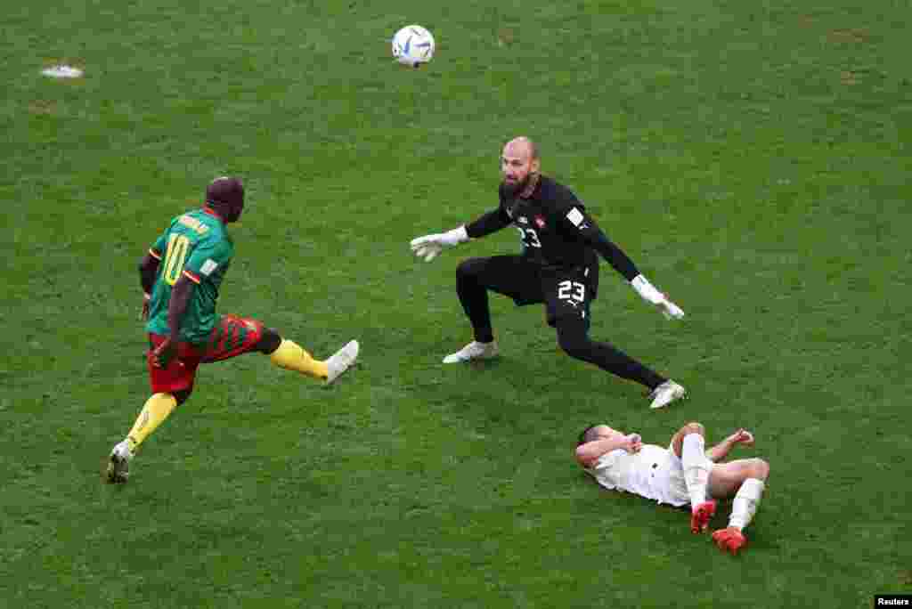 Vincent Aboubakar dos Camarões marca contra a Sérvia.&nbsp;Mundial Qatar, 28 de Novembro de 2022