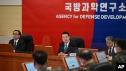 윤석열(가운데) 한국 대통령이 지난해 12월 대전 국방과학연구소를 방문해 발언하고 있다. 왼쪽은 김성한 국가안보실장, 오른쪽은 이종섭 국방장관. (자료사진)