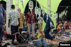 Pengungsi Rohingya menerima perawatan medis di tempat penampungan sementara di Pidie, Provinsi Aceh, Indonesia, 26 Desember 2022. (Antara Photo/Joni Saputra/via REUTERS)