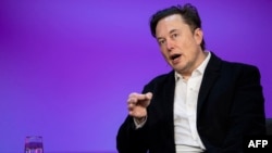 Cette image publiée par TED Conferences montre le chef de Tesla, Elon Musk, s'exprimant lors d'une interview avec le chef de TED Chris Anderson (hors cadre) lors de la conférence TED2022: A New Era à Vancouver, Canada, le 14 avril 2022.