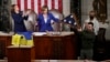 Президент України Володимир Зеленський тримає американський прапор, подарований спікеркою Палати представників США Ненсі Пелосі, Капітолій, Вашингтон, 21 грудня 2022 року