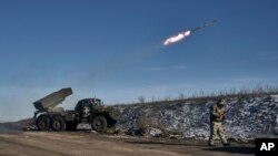 Višecevni raketni bacač ukrajinske vojske  ispaljuje rakete na ruske položaje na prvoj liniji fronta u blizini Soledara, oblast Donjecka, Ukrajina, u srijedu, 11. januara 2023.
