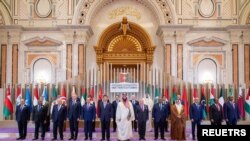 Chinese President Xi Jinping and Arab leaders pose for a group photo during the China-Arab summit in Riyadh, Saudi Arabia December 9, 2022. (Saudi Press Agency/Handout via REUTERS)