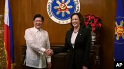 Presiden Filipina Ferdinand Marcos Jr. menerima Wakil Presiden A.S. Kamala Harris (kanan) di istana kepresidenan Malacanang di Manila, Filipina, Senin 21 November 2022.