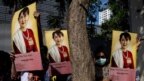 Người biểu tình giơ ảnh bà Aung San Suu Kyi trước Đại sứ quán Myanmar ở Bangkok, 19/12/2022.