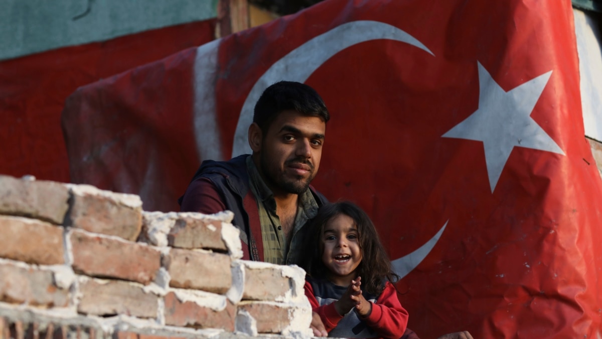 Yoksulluk ve düşmanlıkla karşı karşıya kalan Türkiye’deki mülteciler, savaşın parçaladığı Suriye’ye dönmeyi düşünüyor