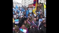 巴黎民众集会支持维吾尔人和中国反疫情封控的抗议者 