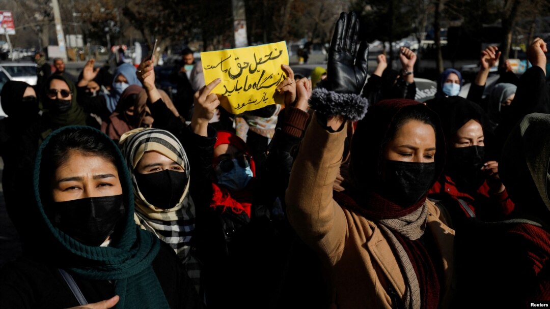 طالبانو د واکمنېدو نه پس افغان مېرمنو د خپلو حقونو د دفاع دپاره په کابل یو ځینو نورو ښارونو کې مظاهرې هم کړي دي