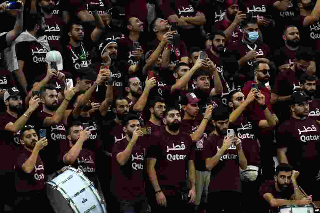 Los aficionados del equipo local reaccionan ante el marcador adverso y la eliminación de la justa mundialista ante Países Bajos en el Estadio Ahmad Bin Ali, al Rayyan, Qatar, el 29 de noviembre de 2022.&nbsp;