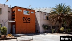 El logotipo de la empresa cibernética israelí NSO Group se ve en una de sus sucursales en el desierto de Arava, en el sur de Israel, el 22 de julio de 2021.