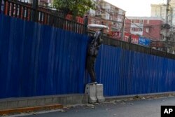 U Kini su, u sklopu strogih mjera protiv širenja kovida, ogradama bili zatvarani cijeli stambeni kvartovi.