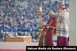 Paus Fransiskus menghadiri upacara pemakaman mantan Paus Benediktus di Vatikan, 5 Januari 2023. (Foto: Media Vatikan via REUTERS)