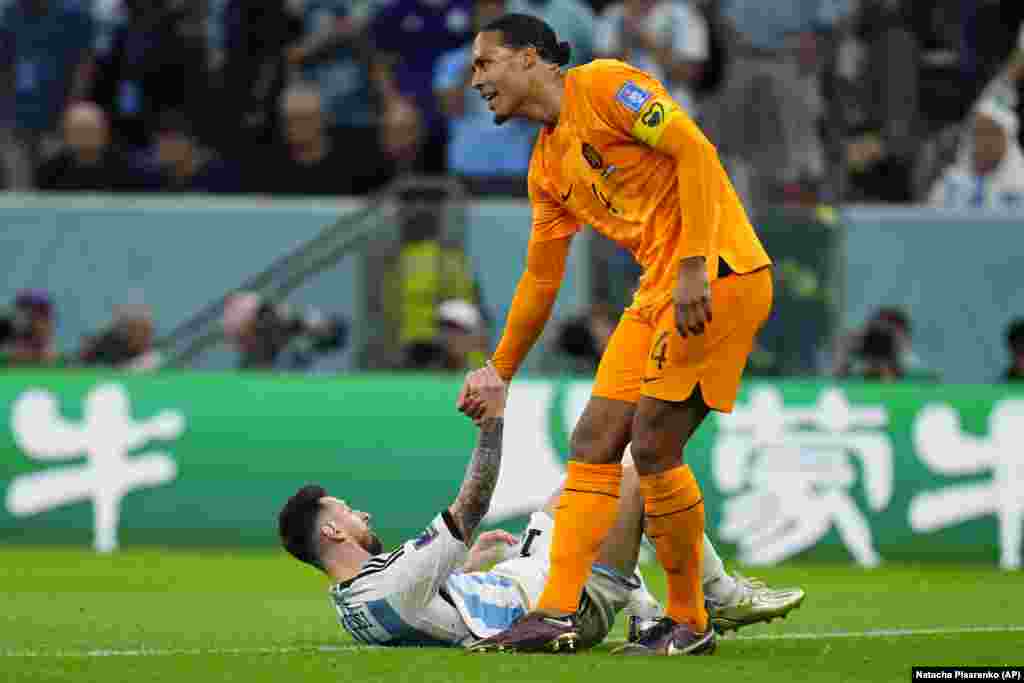 Virgil vin Dijk da Holanda ajuda Messi, da Argentina a levantar-se. Jogo dos quartos-de-final do Mundial do Qatar. Dez, 9, 202