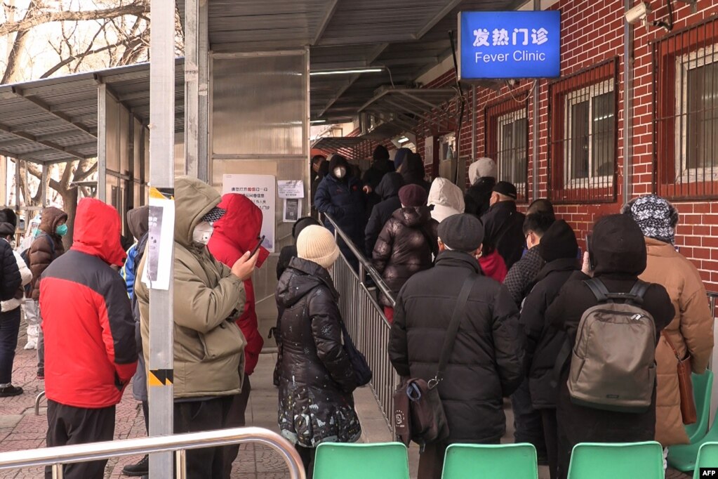 北京一家医院发热门诊外排长队的市民。（2022年12月14日）(photo:VOA)