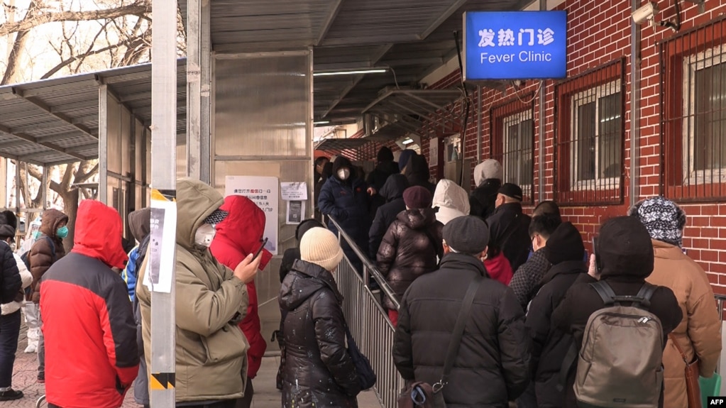北京一家醫院發熱門診外排長隊的市民。（2022年12月14日）
