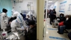 Nhân viên y tế mặc đồ bảo hộ chăm sóc bệnh nhân tại phòng khám sốt của Bệnh viện Hữu nghị Trung Quốc-Nhật Bản, giữa bối cảnh dịch bệnh COVID-19 bùng phát ở Bắc Kinh, Trung Quốc, vào ngày 27/12/2022.