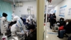 Nhân viên y tế trong trang bị bảo hộ chăm sóc bệnh nhân tại bệnh viện hữu nghị Trung-Nhật vào lúc COVID-19 bùng phát tại Bắc Kinh, ngày 27/12/2022.