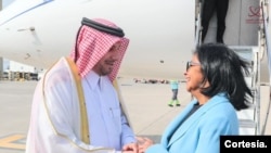 Delcy Rodríguez, vicepresidenta de Venezuela, arribó el domingo pasado al aeropuerto internacional de Qatar para asistir a la inauguración del Mundial de Fútbol. [Foto de la Agencia de Prensa de Qatar]
