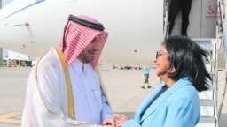 Delcy Rodríguez, vicepresidenta de Venezuela, arribó el domingo pasado al aeropuerto internacional de Qatar para asistir a la inauguración del Mundial de Fútbol. [Foto de la Agencia de Prensa de Qatar]