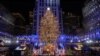 Pohon Natal di Rockefeller Center, Manhattan, New York City, New York, AS, 30 November 2022. (REUTERS/Jeenah Moon)