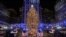 Pohon Natal di Rockefeller Center, Manhattan, New York City, New York, AS, 30 November 2022. (REUTERS/Jeenah Moon)