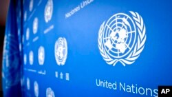Logotipo de la ONU en el fondo de una conferencia de prensa en la sede de las Naciones Unidas, el 3 de septiembre de 2013.