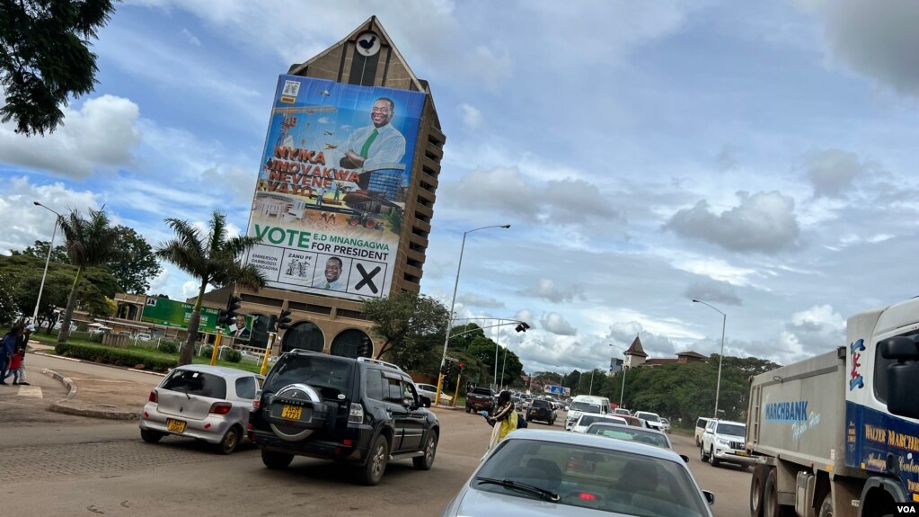 A Zanu-PF campaign poster hangs on the party’s building in Harare, Zimbabwe, Jan. 10, 2023. (Columbus Mavhunga/VOA)