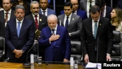 Luiz Inacio Lula da Silva, 77 tahun (tengah), ketika diambil sumpahnya sebagai Presiden Brazil untuk periode ketiga di Brasilia hari Minggu (1/1). 