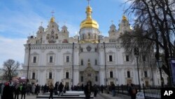 La gente se reúne para el servicio de Navidad en la Catedral de la Asunción en Lavra, el Monasterio de las Cuevas, Kiev, Ucrania, el sábado 7 de enero de 2023.