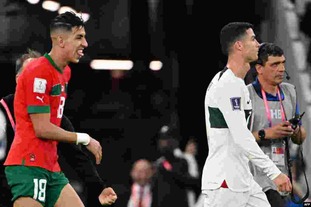 Défenseur ya Maroc #18 Jawal El Yamiq azali kosepela nsima ya attaquant ua Portugal #07 Cristiano Ronaldo na nsima ya 1/4 ya finale ya Mondial Qatar 2022 na stade Al-Thumama, Doha, 10 décembre 2022. (Photo by Alberto PIZZOLI / AFP)