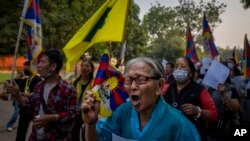 流亡藏人在印度首都新德里声援中国反对“清零”政策的抗议者。(2022年12月2日)