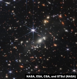 El primer campo profundo de Webb es el cúmulo de galaxias SMACS 0723, y está repleto de miles de galaxias, incluidos los objetos más débiles jamás observados en el infrarrojo.  Cortesía de NASA, ESA, CSA y STScI