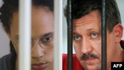 Montagem: à esquerda Brittney Griner, presa americana na Rússia; à direita Viktor Bout, preso russo nos Estados Unidos da América