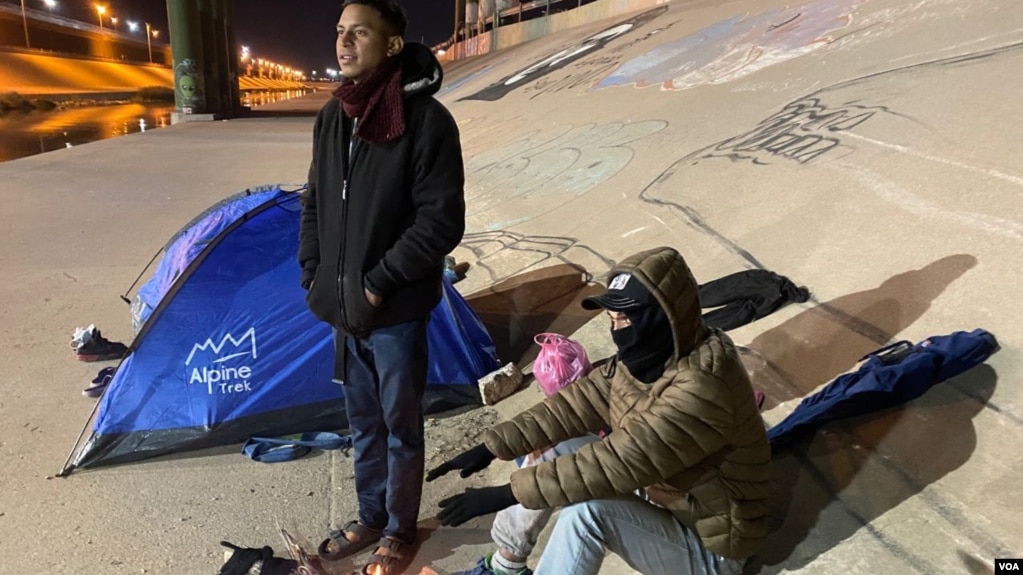 Migrantes encienden fogatas junto al río Grande para mantenerse calientes en medio de las gélidas temperaturas de Ciudad Juárez, México.