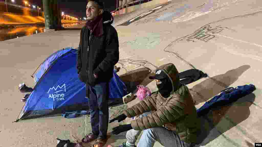 Migrantes encienden fogatas junto al río Grande para mantenerse calientes en medio de las gélidas temperaturas de Ciudad Juárez, México.