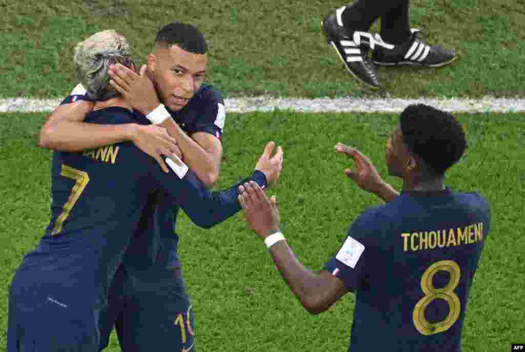 Attaquant ya France #07 Antoine Griezmann azali kosepela na attaqquant ya France #10 Kylian Mbappé elongo na milieu #08 Aurelien Tchouameni mpo na mongete na bango eboyamaki nsima na match na Tunisie na groupe A ya Mondial Qatar 2022 na stade Al-Rayyan, D