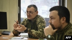 Ukrainian servicemen Ihor Soldatenko, left, and Yuriy Kalmutskiy participate in an English lesson at a military facility in Kyiv, Dec. 21, 2022, amid the Russian invasion of Ukraine.